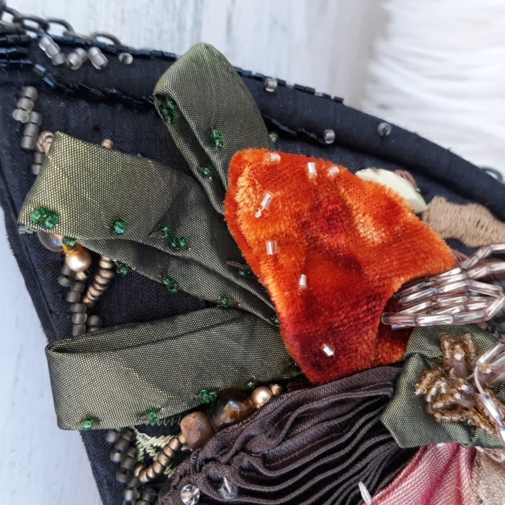 EUC VTG MARY FRANCES SMALL CRESCENT CROSSBODY BAG - Picture 3 of 15